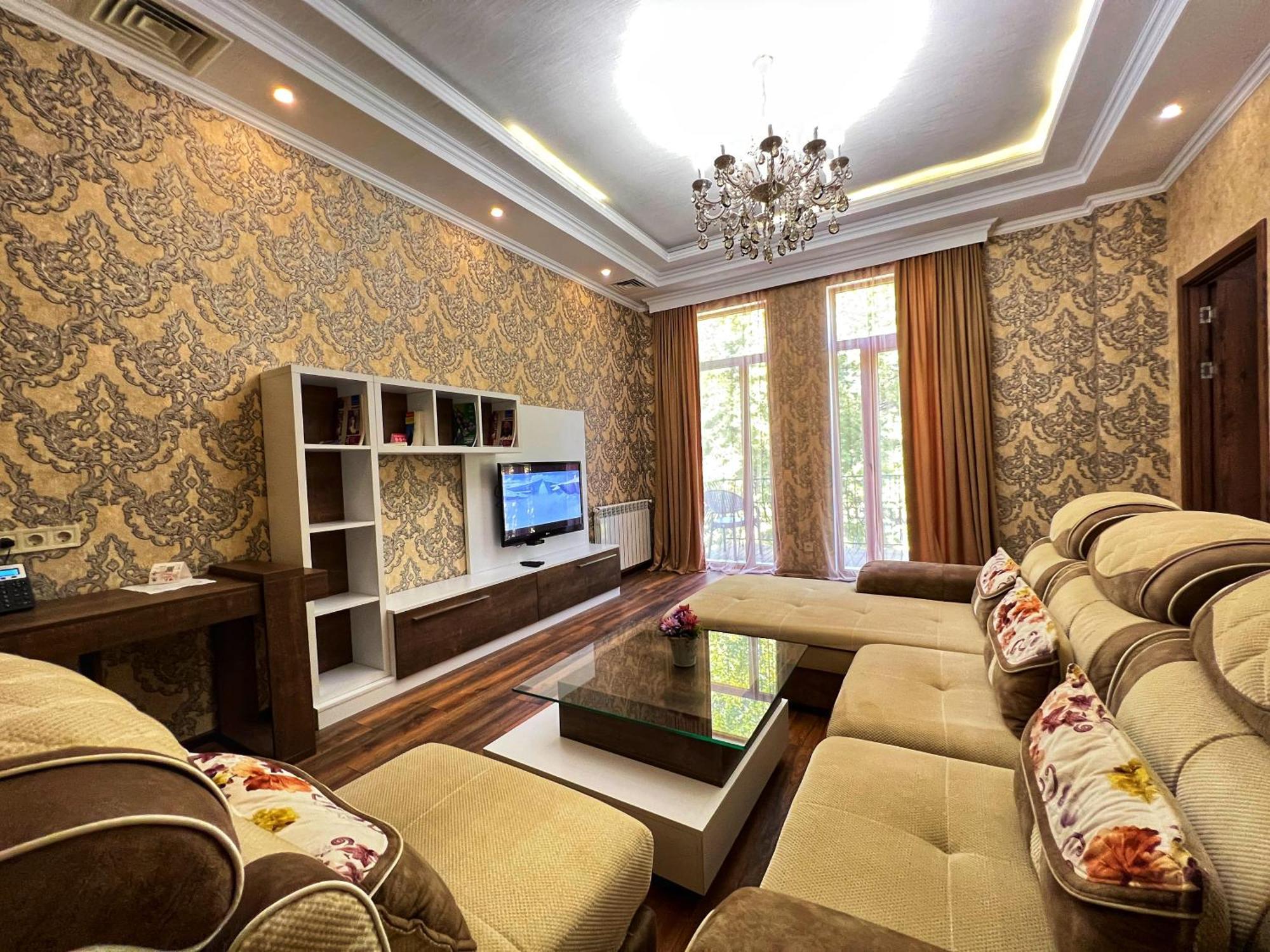 Hotel King David The Builder Кутаиси Екстериор снимка